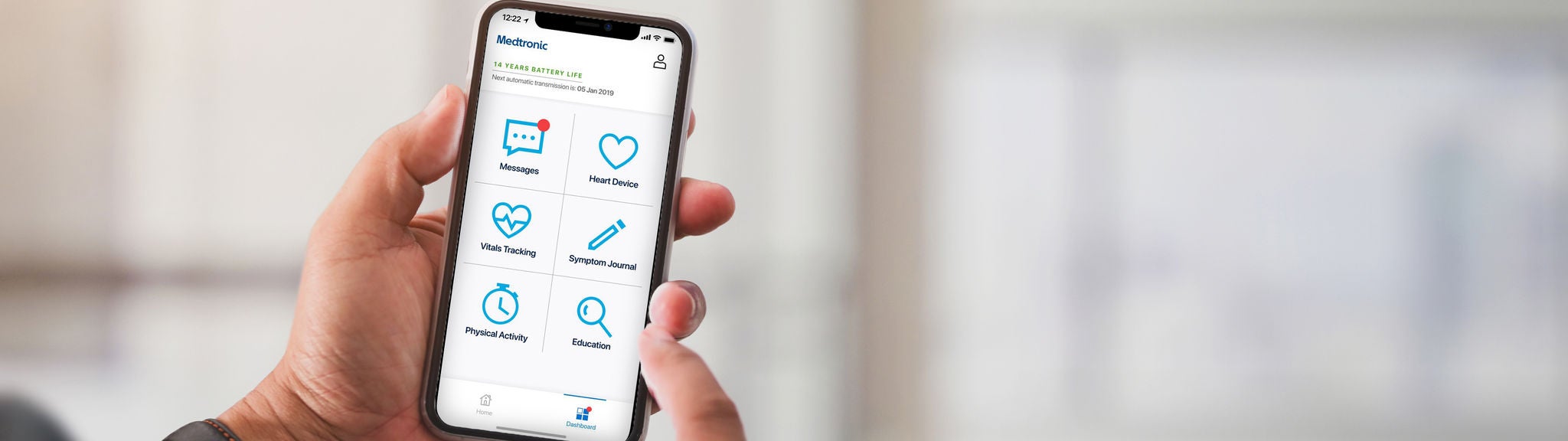 Eine App des Herstellers Medtronic zeigt auf einem Smartphone Informationen zu einem implantierten Defibrillator.