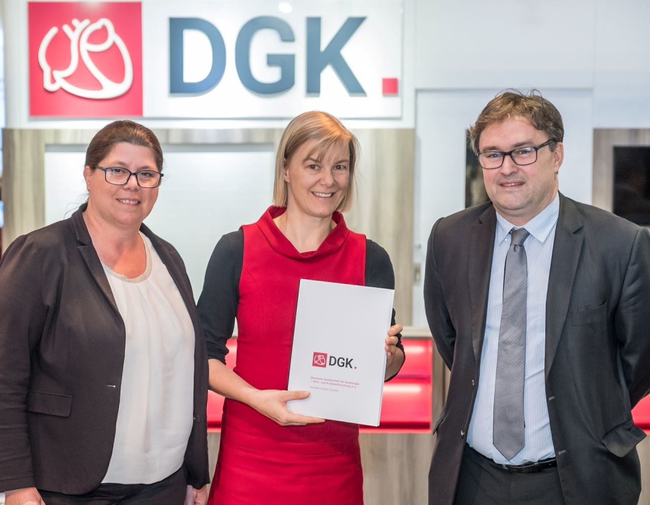 vlnr: Prof. Dr. Rabea Hinkel, Stipendiatin Dr. Franziska Schneider-Warme, Prof. Dr. Harald Langer (©DGK/Thomas Hauss)