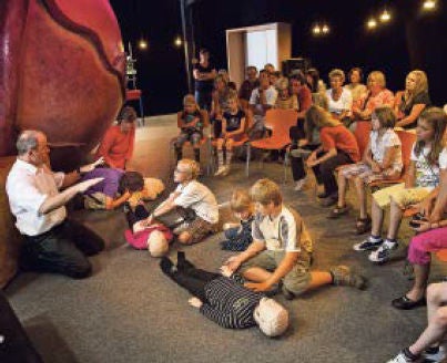 Kinder erhalten von Prof. Tassilo Bonzel eine Lehrstunde am begehbaren Herzen