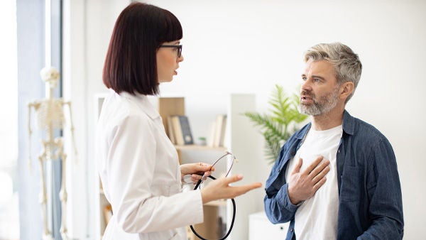 Ein Patient spricht mit einer Ärztin über seine Herzprobleme. Bildquelle: iStock/undefined undefined
