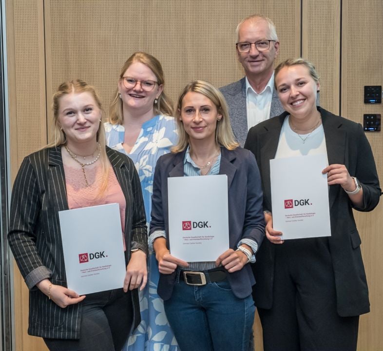 v.l.n.r.: 2. Preisträgerin Nele-Kristin Drochner-Brocks, Silja Steinadler, 1. Preisträgerin Isabel Peterson, Michael Jacobs, 3. Preisträgerin Melina Zwanzig (©DGK/Thomas Hauss)