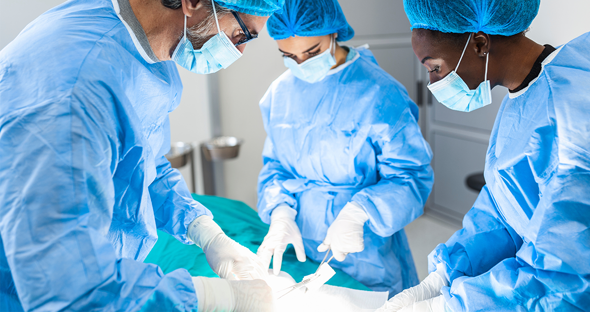 Eine Gruppe Chirurgen operieren im OP-Saal eines Krankenhauses. Bildquelle: iStock/stefanamer 