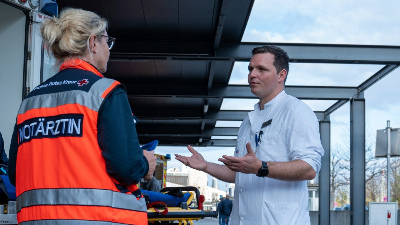 Notfallmediziner Dr. Jan-Steffen Pooth im Gespräch mit Notärztin