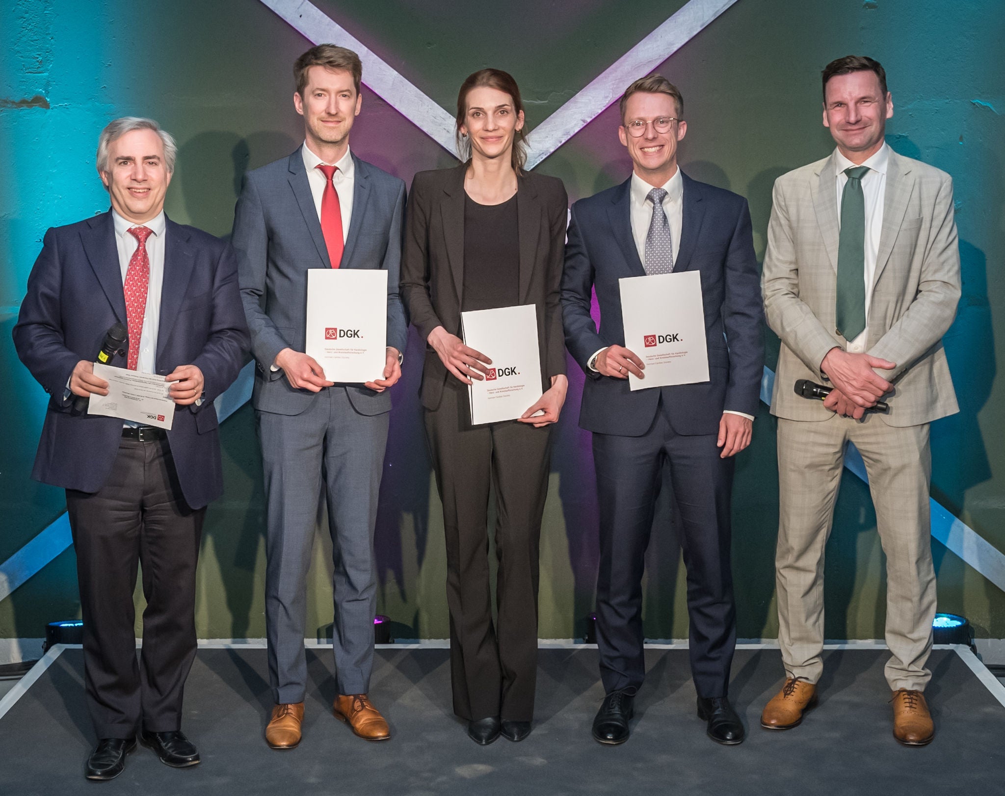v.l.n.r.: Prof. Dr. Ulf Landmesser, Preisträger Dr. Henning Guthoff, Preisträgerin Anne Schöber, Preisträger PD Dr. Philipp Doldi, Prof. Dr. Holger Thiele (©DGK/Thomas Hauss) 