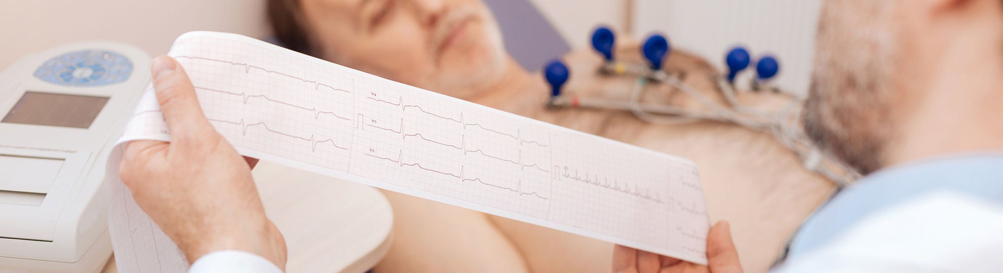 Arzt, der ein Papierband hält und die grafische Aufnahme liest, die er gerade mit seinem Patienten gemacht hat, Bildquelle: ©Adobe Stock/zinkevych 