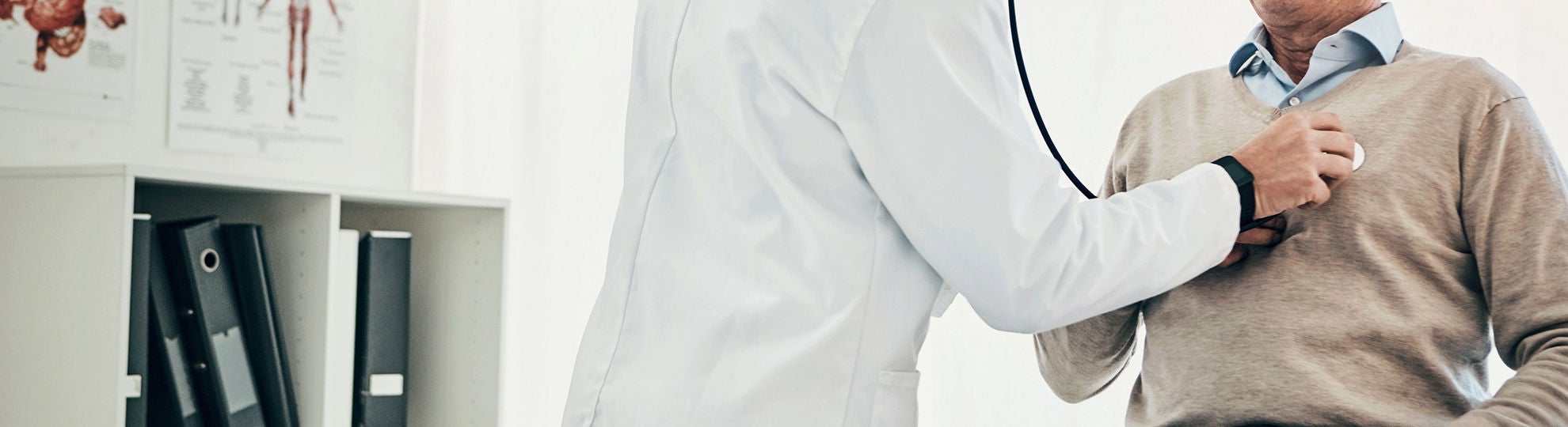 Arzt hört lachenden Patienten ab, Bildquelle: ©Adobe Stock/Reese Coop/peopleimages.com