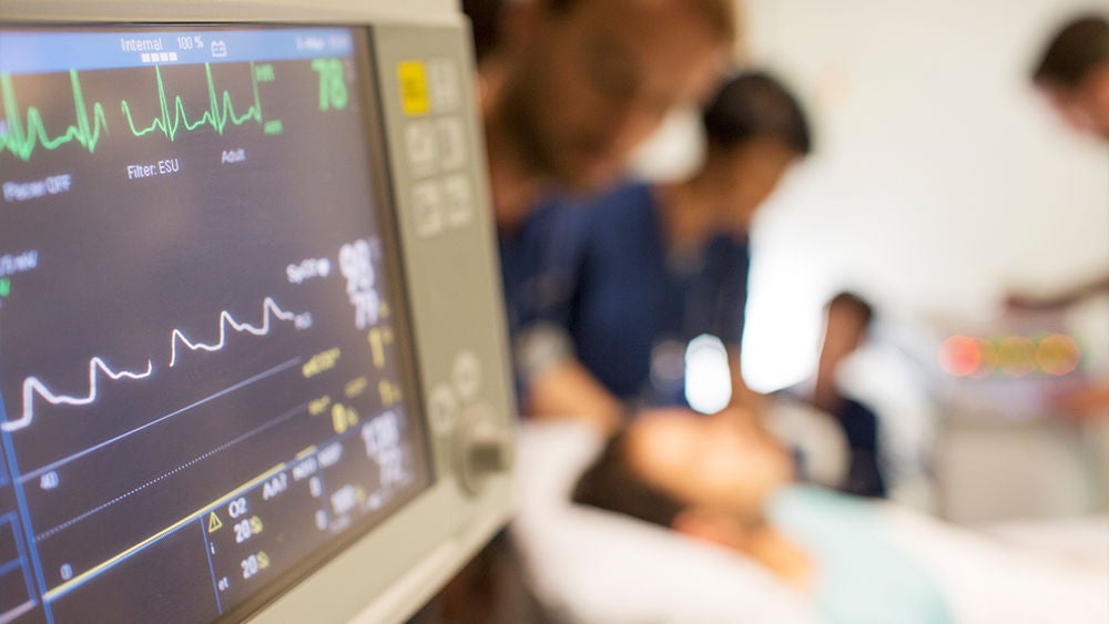 Ein Monitor zeigt den Herzrhythmus eines Patienten.