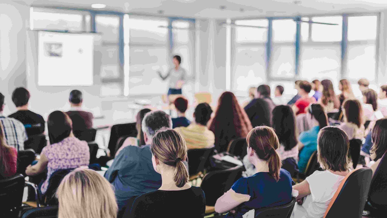 Auditorium wohnt einem Vortrag bei.