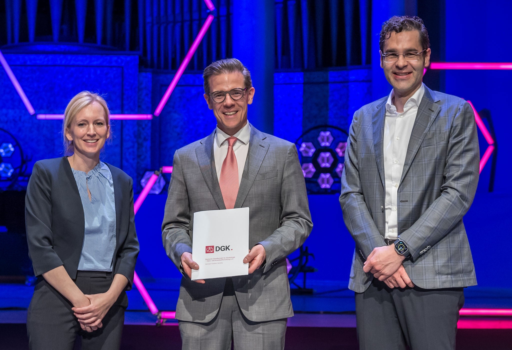 Honorary Award 2024 Lecture on Clinical Science, v.l.n.r.: Dr. Maike Knorr, Preisträger Prof. Dr. Lorenz Räber, Prof. Dr. Felix Mahfoud (©DGK/Thomas Hauss)