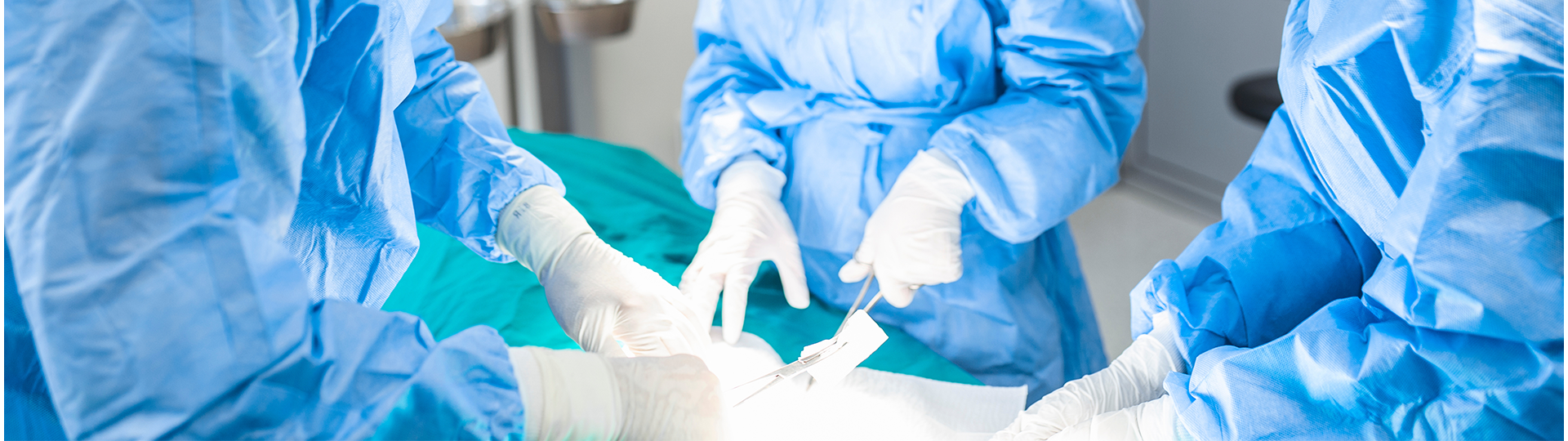 Eine Gruppe Chirurgen operieren im OP-Saal eines Krankenhauses. Bildquelle: iStock/stefanamer 