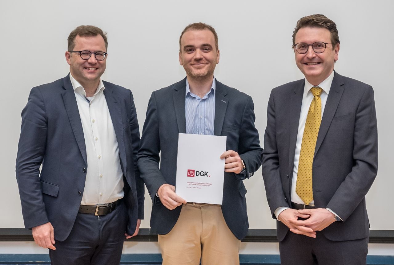 v.l.n.r.: Prof. Dr. Rolf Wachter, Preisträger 2. Platz Dr. Amr Abdin, Prof. Dr. Dr. Stephan von Haehling (©DGK/Thomas Hauss)