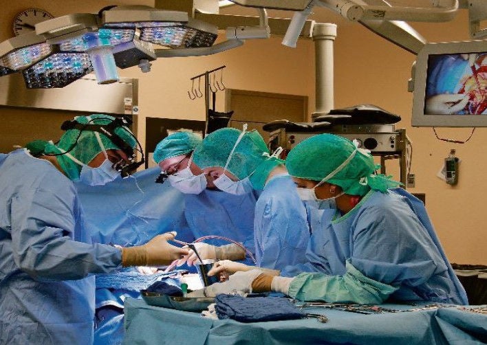 Freiburger Herzchirurgie: Ein Team um Prof. Karl-Friedhelm Beyersdorf bei einem herzchirurgischen Eingriff 2008