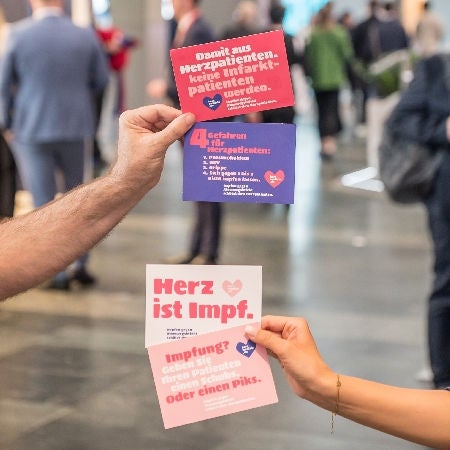 Vier Postkarten zu der Kampagne Herz ist Impf.