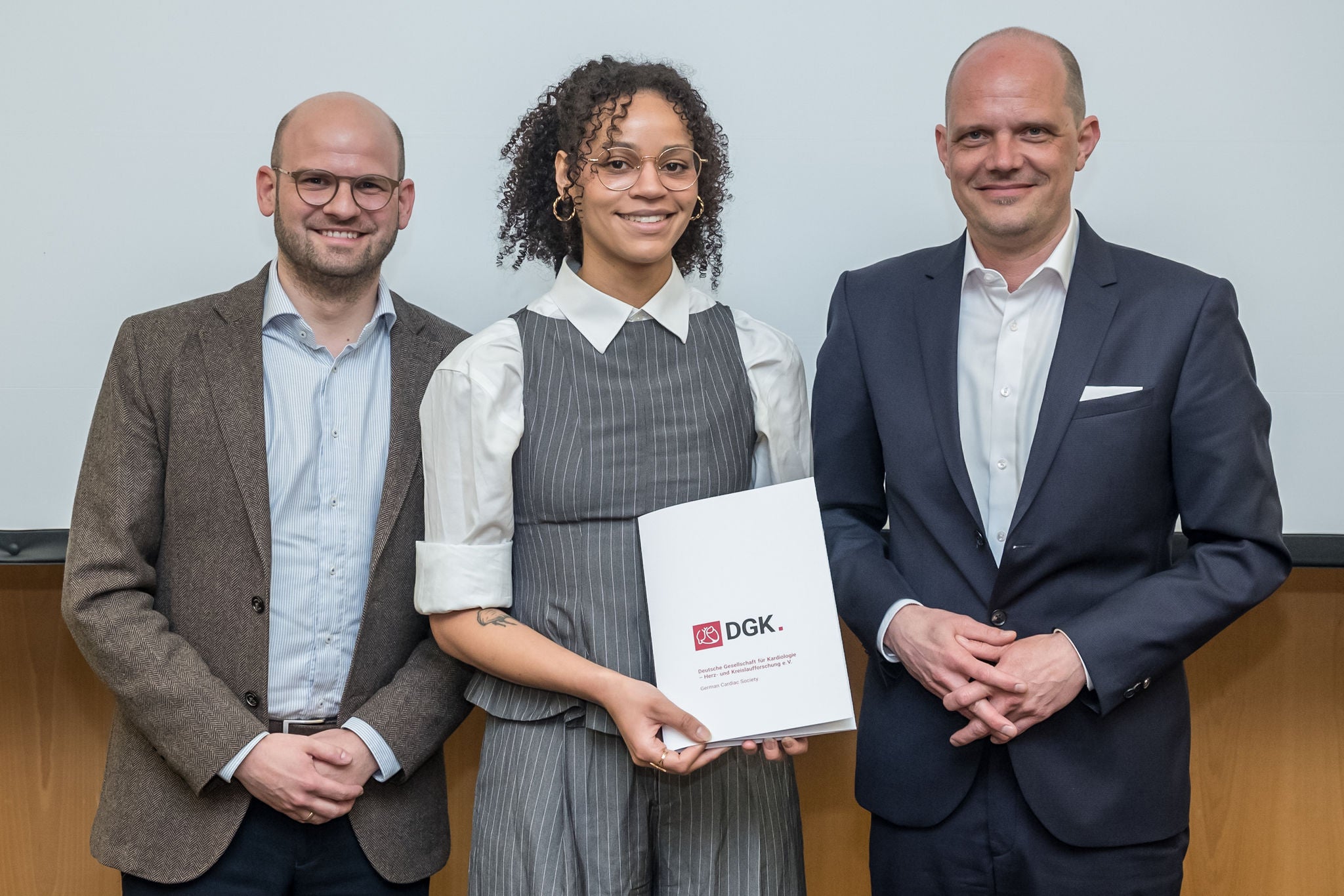 v.l.n.r.: Prof. Dr. Florian Kahles, Preisträgerin Salmina José Guivala, Prof. Dr. Dennis Wolf (©DGK/Thomas Hauss) 