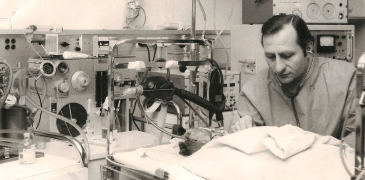 Prof. Hans-Carlo Kallfelz mit einem kleinen Patienten auf der Intensivstation