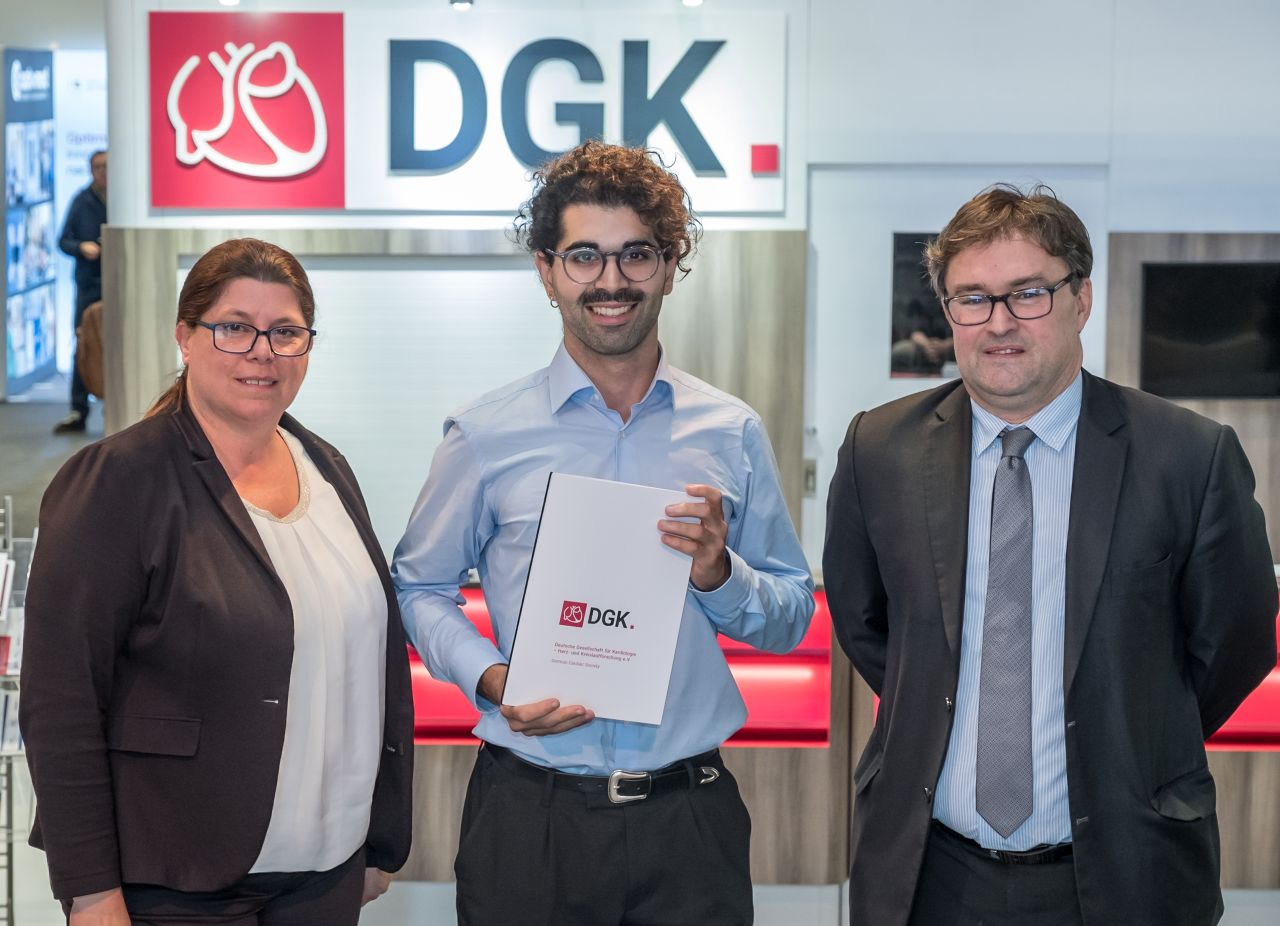 vlnr: Prof. Dr. Rabea Hinkel, Preisträger Baran Yesilgöz, Prof. Dr. Harald Langer (©DGK/Thomas Hauss)