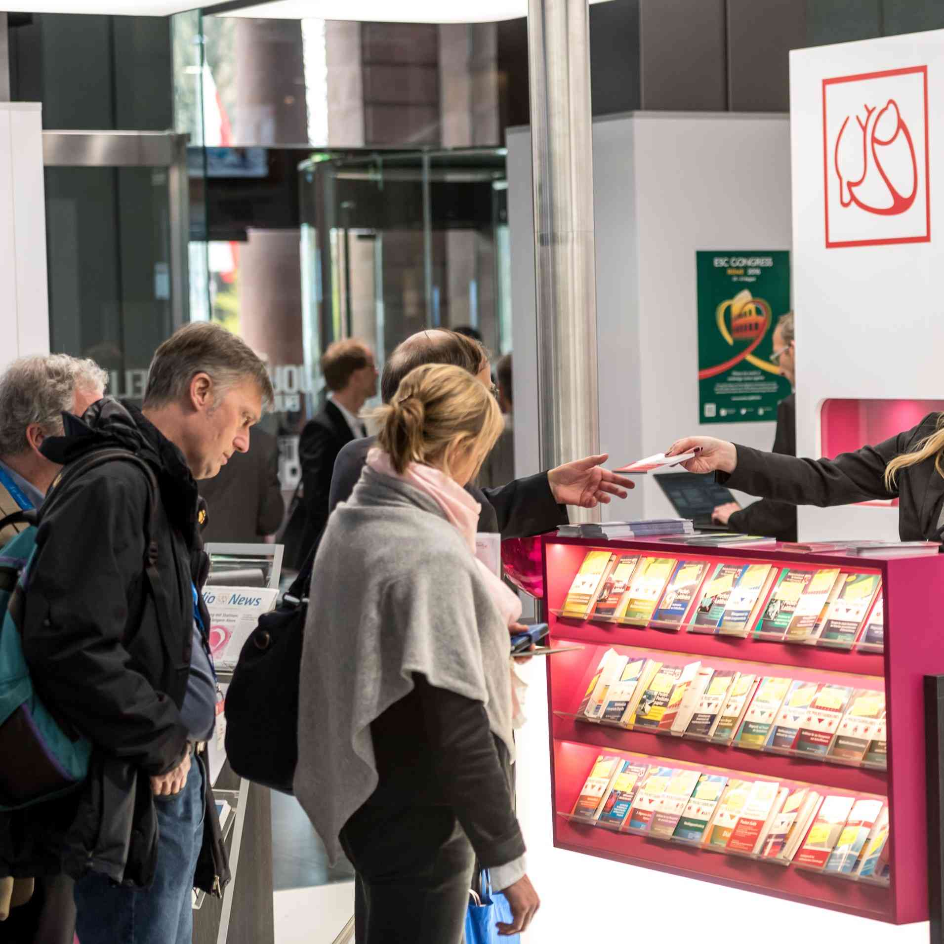 Eine junge Frau erhält ein Paket.