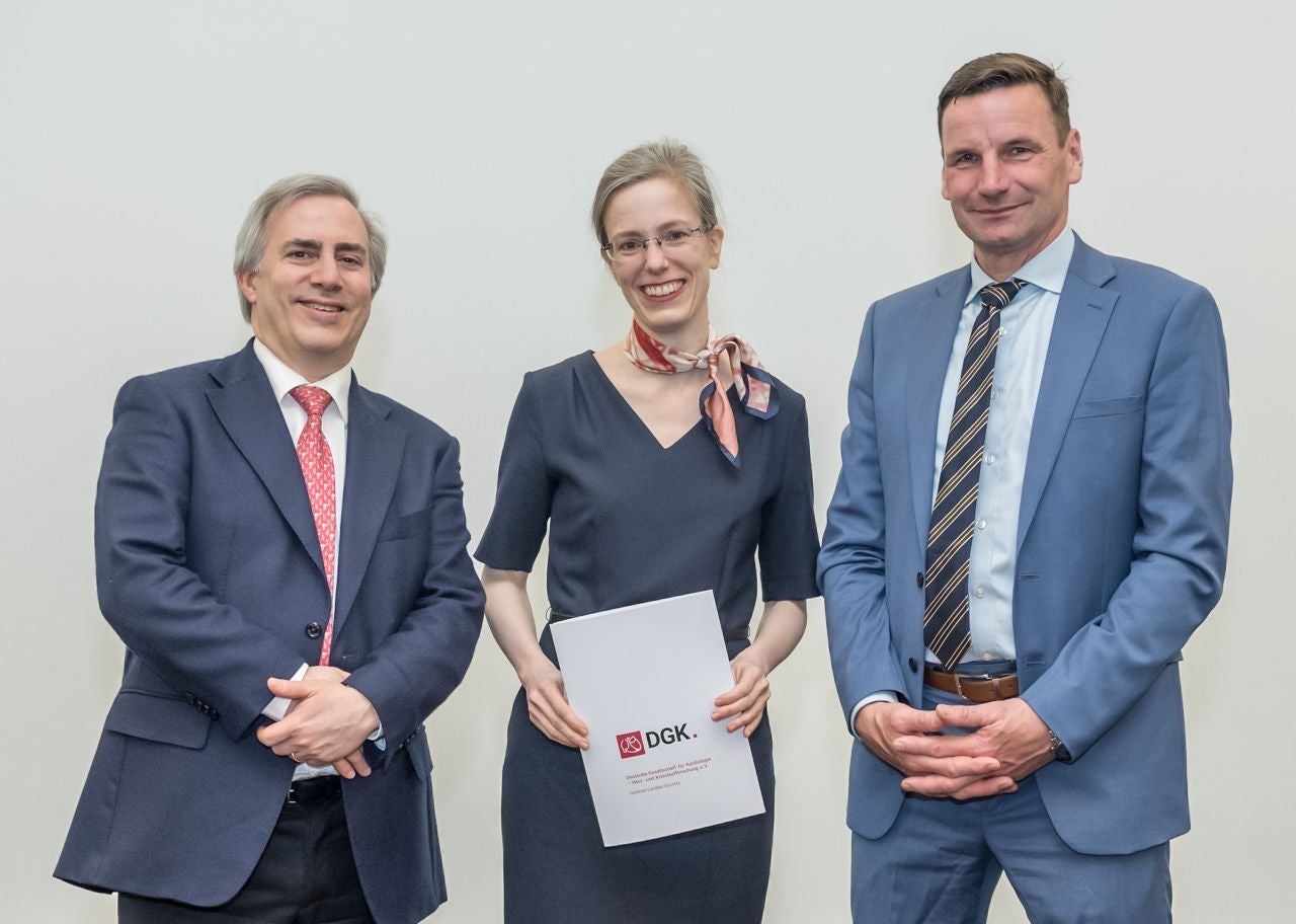 v.l.n.r.: Prof. Dr. Ulf Landmesser, Preisträgerin Prof. Dr. Renate Schnabel, Prof. Dr. Holger Thiele (©DGK/Thomas Hauss) 