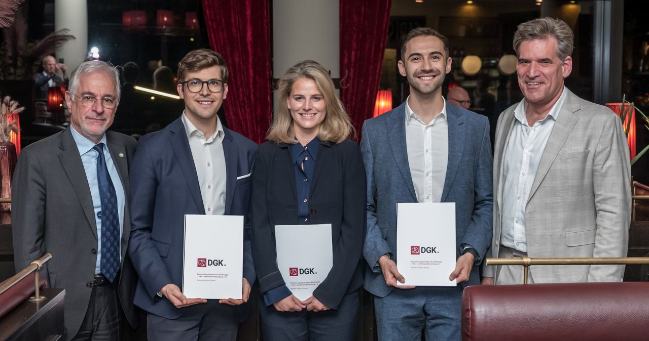 vlnr: Dr. Benny Levenson, Preisträger Dominik Jurczyk, Preisträgerin Dr. Franziska Verena Hahn, Preisträger Jan-Marc David Ebner, Prof. Dr. Stefan Blankenberg (©DGK/Thomas Hauss)