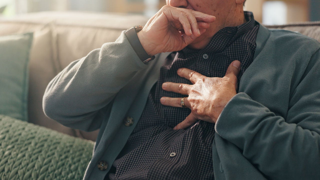 Ein Mann hustet und hält sich das Herz, Bildquelle: ©Adobe Stock/peopleimages.com
