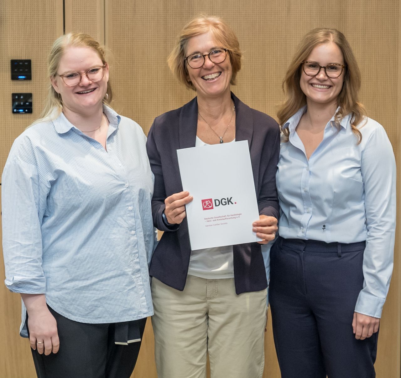 vlnr: Silja Steinadler, Preisträgerin 2. Platz Ingrid Mutscher, Julia Niehaus (©DGK/Thomas Hauss)