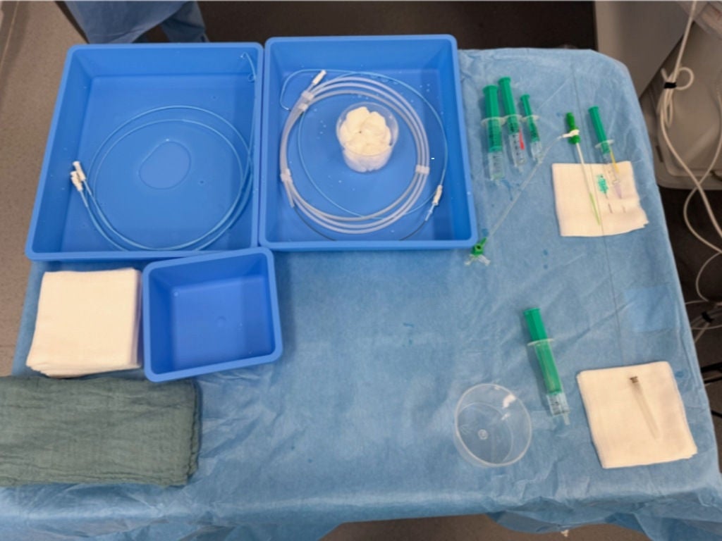 Der vorbereitete Tisch bei einer diagnostischen Koronarangiographie