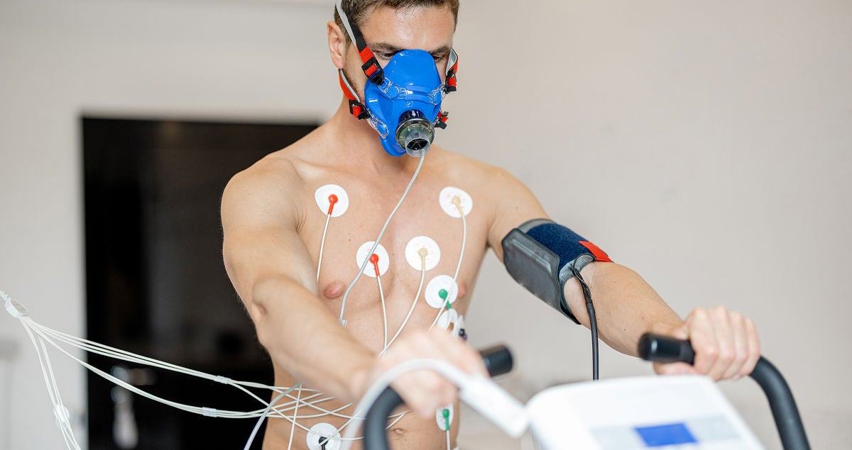 Die Ursachen für eine Luftnot feststellen, Bildquelle ©Adobe Stock/rh2010 Arzt, der den Fortschritt eines kardiopulmonalen Stresstests beobachtet, der von einem Mann auf einem Fahrradergometer durchgeführt wird., Bildquelle: ©Adobe Stock/rh2010