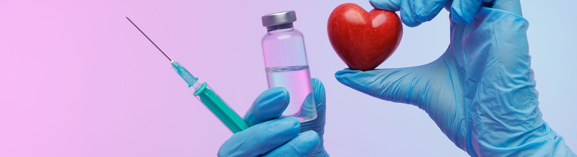 Der Arzt in blauen Handschuhen hält eine Spritze, ein Impfstofffläschchen und ein rotes Herz, das Kardiologie, medizinische Behandlung, Herzgesundheit und lebensrettende Pflege symbolisiert., Bildquelle: ©Adobe Stock/st.kolesnikov