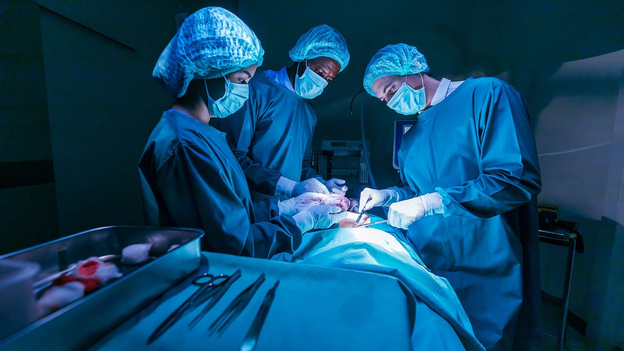 Herzoperation: Herzchirurgen setzen Spenderherz ein, Bildquelle: ©Adobe Stock/Akarawut