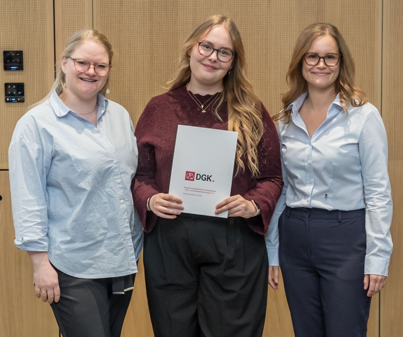 vlnr: Silja Steinadler, Preisträgerin 3. Platz Lea Arbeiter, Julia Niehaus (©DGK/Thomas Hauss)