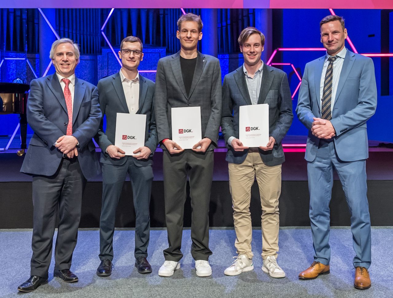 v.l.n.r.: Prof. Dr. Ulf Landmesser, Preisträger Christian Möller, Preisträger Ravi Hochuli, Preisträger Justus Hahn, Prof. Dr. Holger Thiele (©DGK/Thomas Hauss)