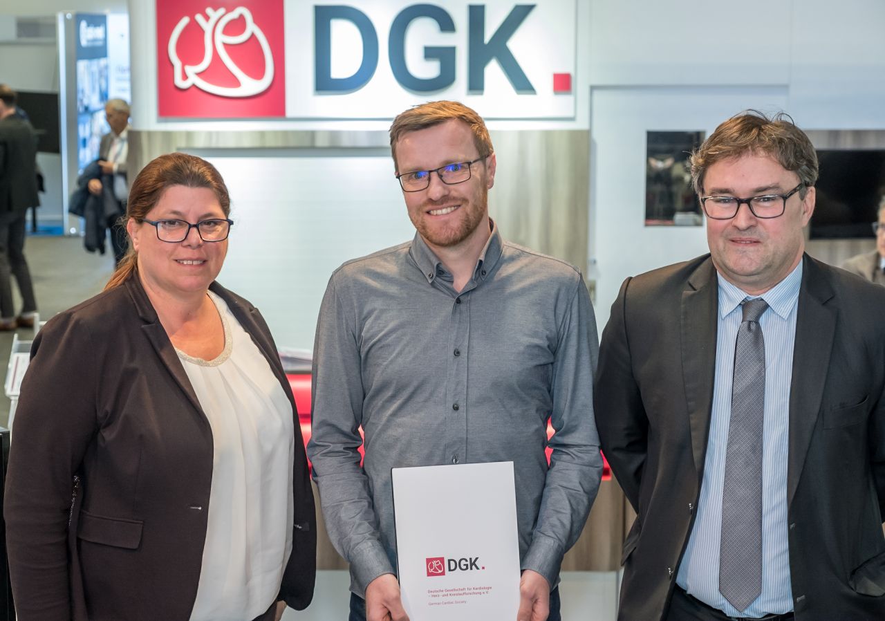 vlnr: Prof. Dr. Rabea Hinkel, Preisträger Dr. Mario Schubert, Prof. Dr. Harald Langer (©DGK/Thomas Hauss)