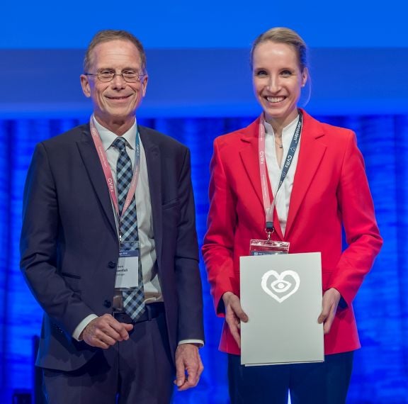 v.l.n.r.: Prof. Dr. Gerd Hasenfuß, Preisträgerin Prof. Dr. Christina Magnussen (©DGK/Thomas Hauss)