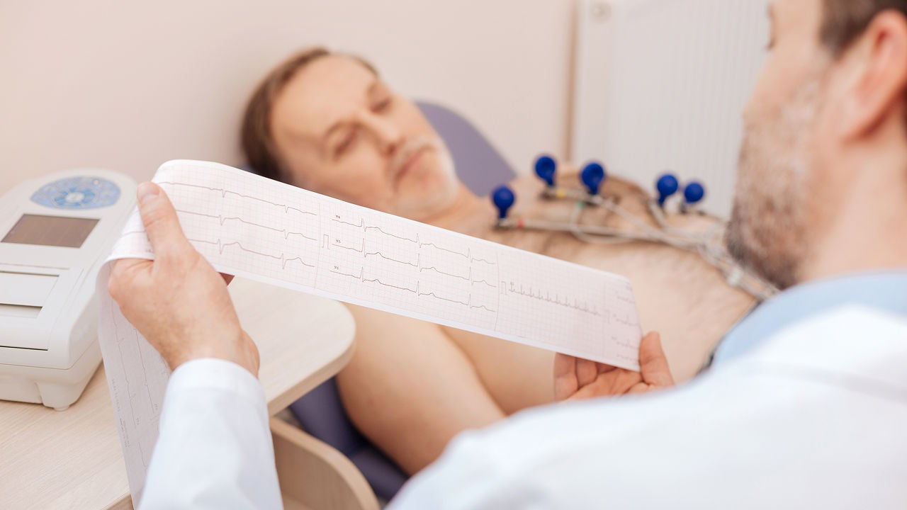 Arzt, der ein Papierband hält und die grafische Aufnahme liest, die er gerade mit seinem Patienten gemacht hat, Bildquelle: ©Adobe Stock/zinkevych 