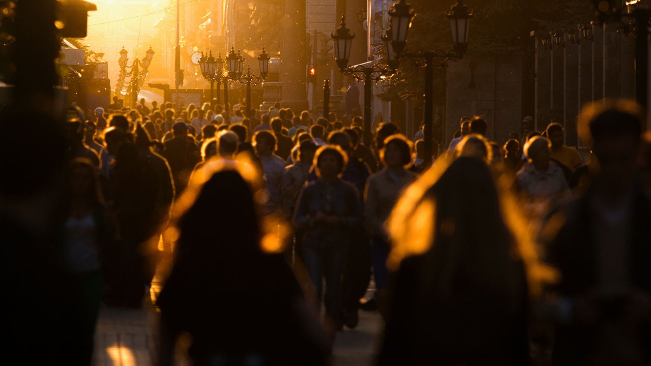 Sommerhitze in der Stadt, unscharf Bild, Bildquelle: ©Adobe Stock/KONSTANTIN SHISHKIN
