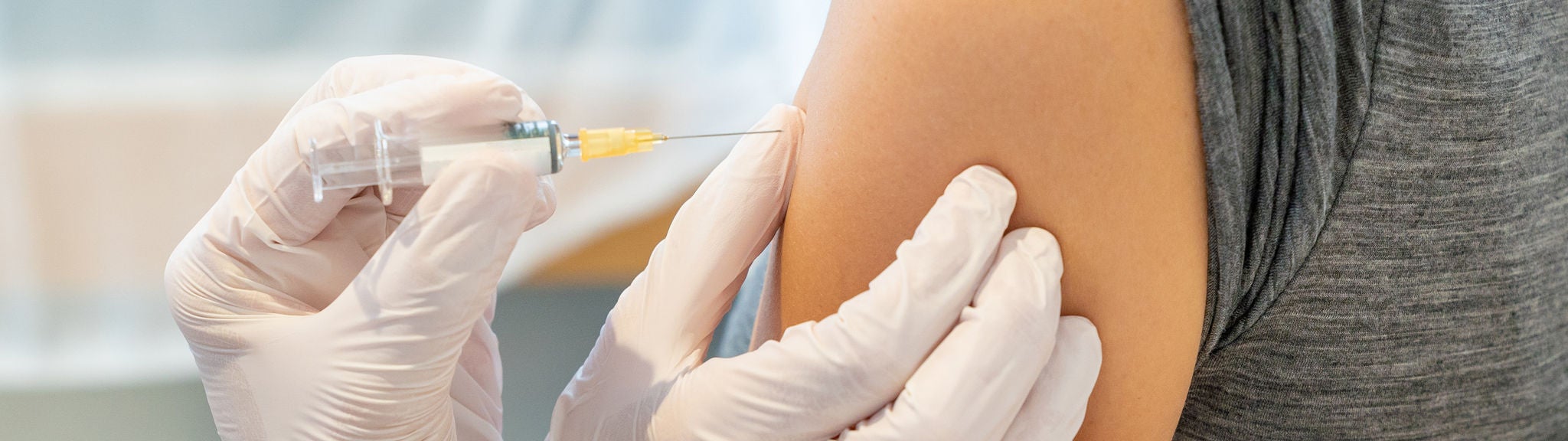 Impfstoff wird mit einer Spritze injiziert.
