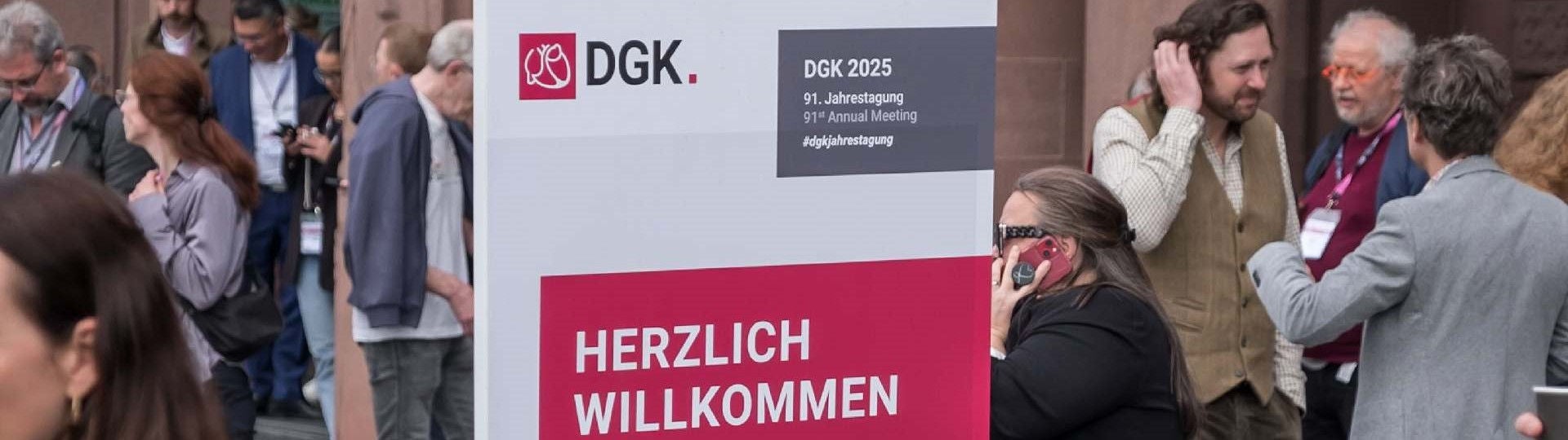 Lächelnde Ärztin formt mit den Händen ein Herz.