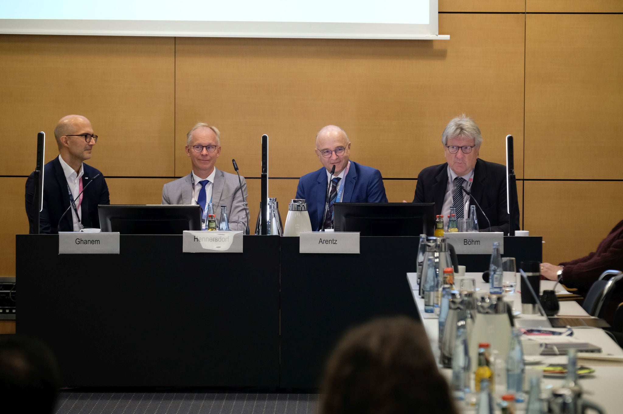 Die Tagungspräsidenten und DGK-Pressesprecher Prof. Michael Böhm auf der Pressekonferenz der DGK Herztage 2024.