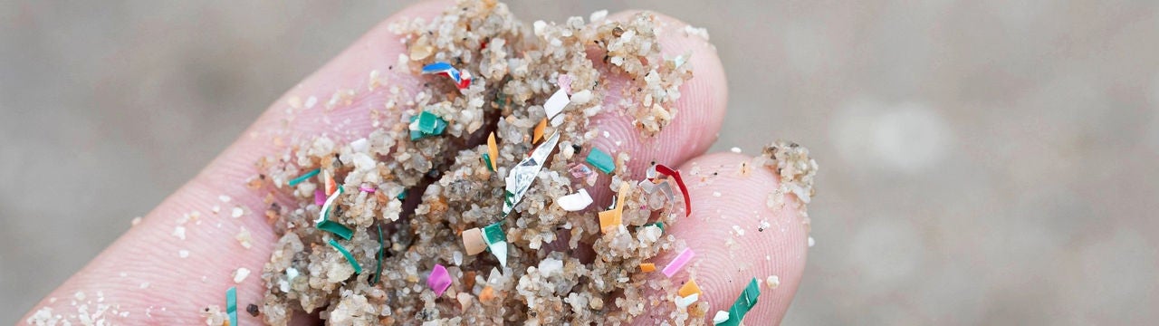 Mikroplastik auf einer Hand