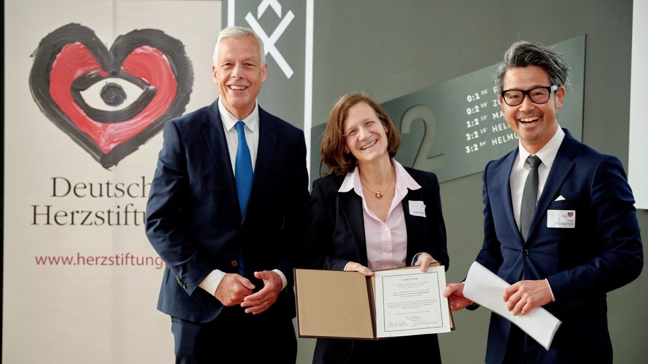 v. l. n. r.: Prof. Dr. Thomas Voigtländer (Vorstandsvorsitzender Deutsche Herzstiftung), Preisträgerin Prof. Dr. Isabel Deisenhofer, Prof. Dr. K. R. Julian Chun (Mitglied des Wissenschaftlichen Beirats der Deutschen Herzstiftung) (© Deutsche Herzstiftung/Andreas Malkmus)