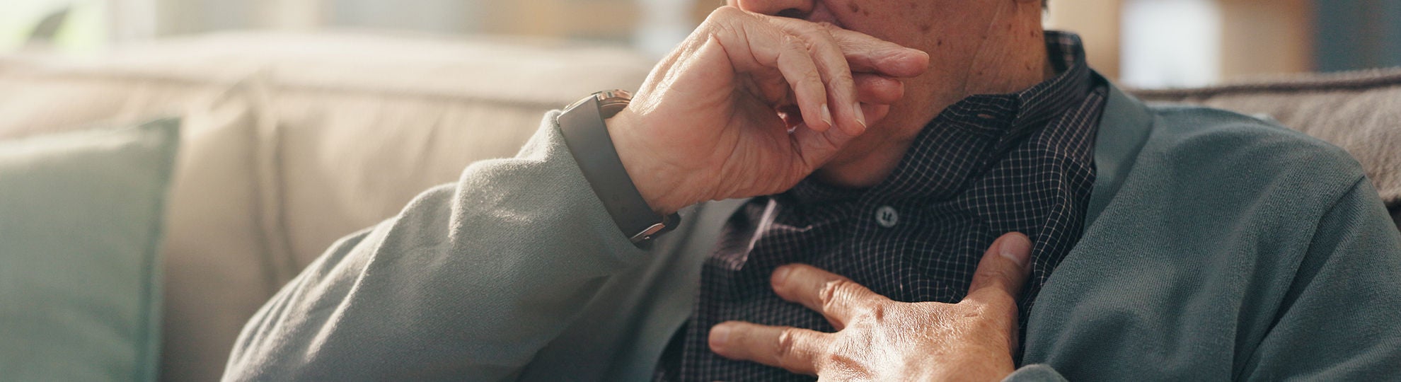 Ein Mann hustet und hält sich das Herz, Bildquelle: ©Adobe Stock/peopleimages.com
