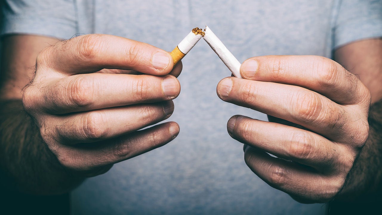 Mann zerbricht Zigarette, Bildquelle: ©Adobe Stock/mbruxelle