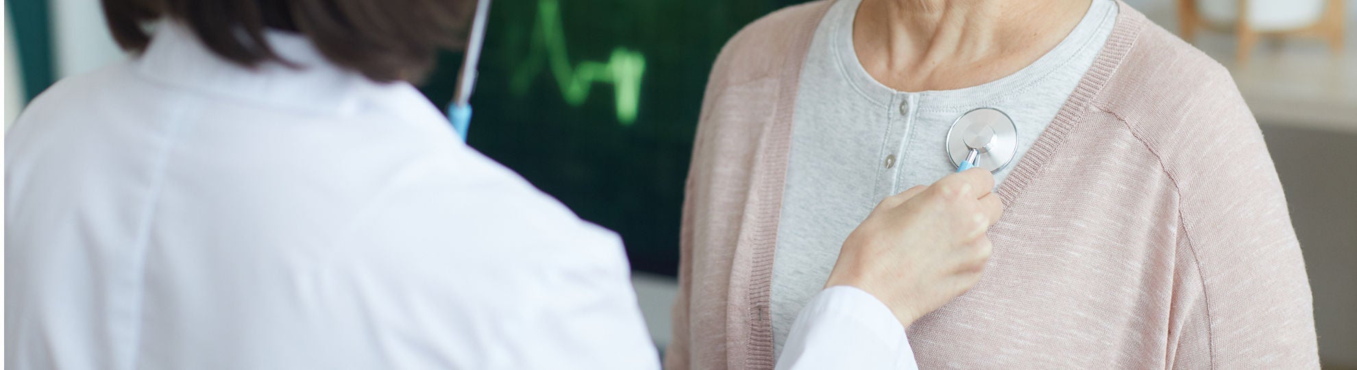 Eine Ärztin hört das Herz einer Frau ab,  Bildquelle: ©Adobe Stock/Seventyfour