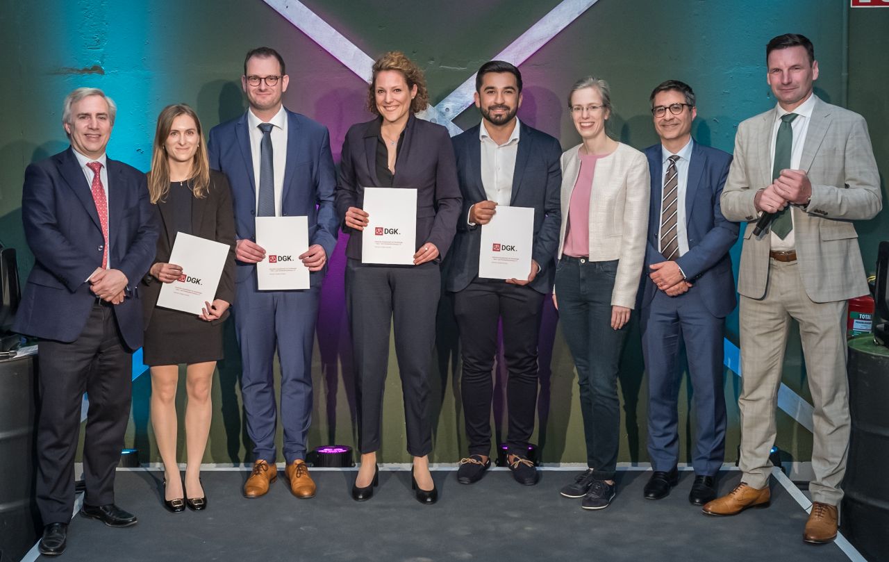 v.l.n.r.: Prof. Dr. Ulf Landmesser, Preisträgerin Dr. Pamela Weronika Sowa, Preisträger Dr. Lukas Urbanek, Preisträgerin 1. Platz Dr. Jana Kupusovic, Preisträger Dr. Dr. Mustafa Yildirim, Prof. Dr. Renate Schnabel, Prof. Dr. Reza Wakili, Prof. Dr. Holger Thiele (©DGK/Thomas Hauss)