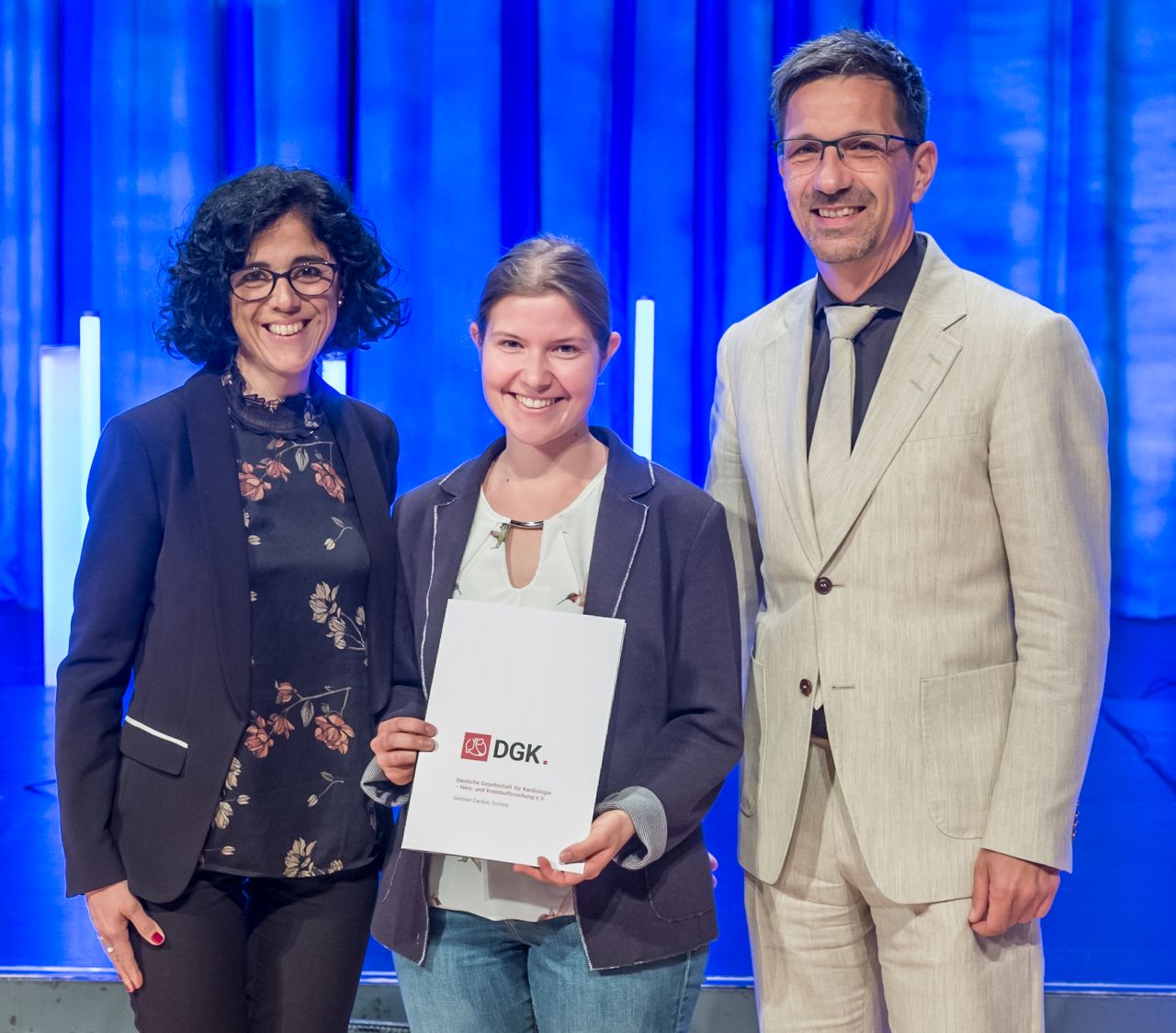 vlnr: Prof. Dr. Laura Zelarayán, Preisträgerin 3. Platz Constanze Sophie Schmidt, Prof. Dr. Axel Linke (©DGK/Thomas Hauss)