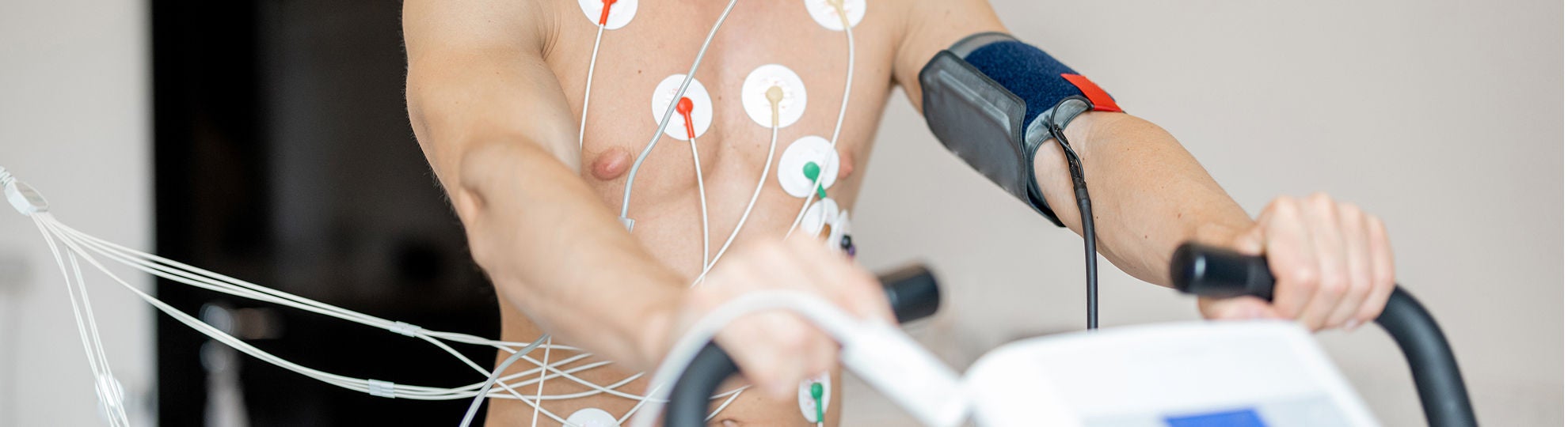 Die Ursachen für eine Luftnot feststellen, Bildquelle ©Adobe Stock/rh2010 Arzt, der den Fortschritt eines kardiopulmonalen Stresstests beobachtet, der von einem Mann auf einem Fahrradergometer durchgeführt wird., Bildquelle: ©Adobe Stock/rh2010