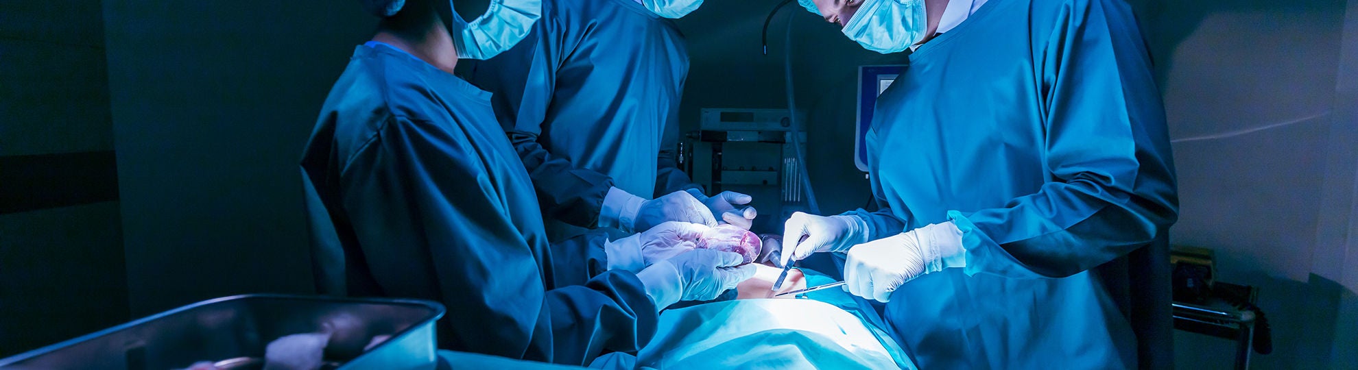 Herzoperation: Herzchirurgen setzen Spenderherz ein, Bildquelle: ©Adobe Stock/Akarawut