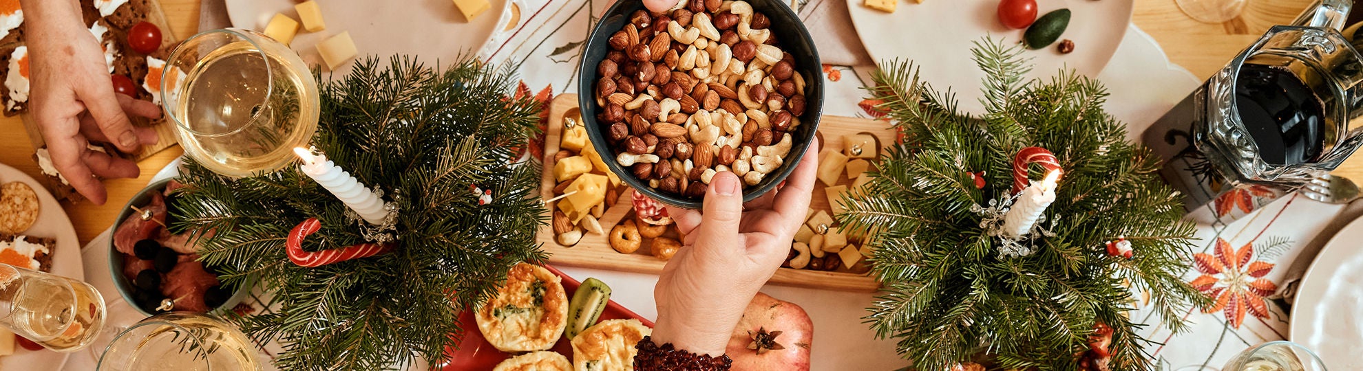 Vogelperspektive auf einen weihnachtlichgedeckten Tisch, Bildquelle: ©Adobe Stock/stockmaster