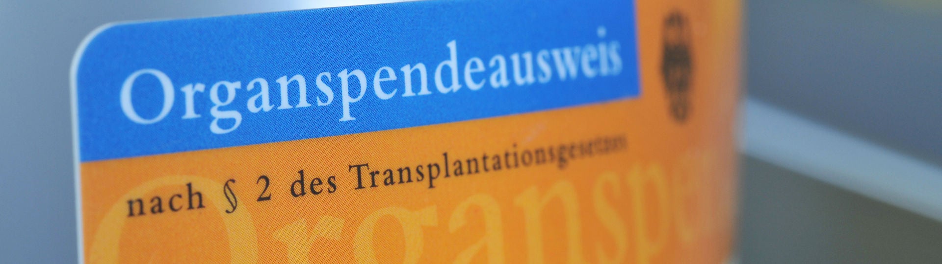 Ausschnitt eines Deutschen Organspendeausweis als Plastikkarte vor verschwommenem Hintergrund
