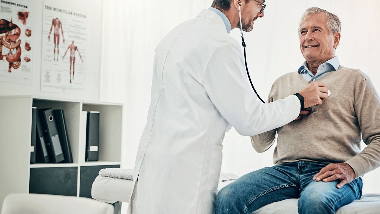Arzt hört lachenden Patienten ab, Bildquelle: ©Adobe Stock/Reese Coop/peopleimages.com